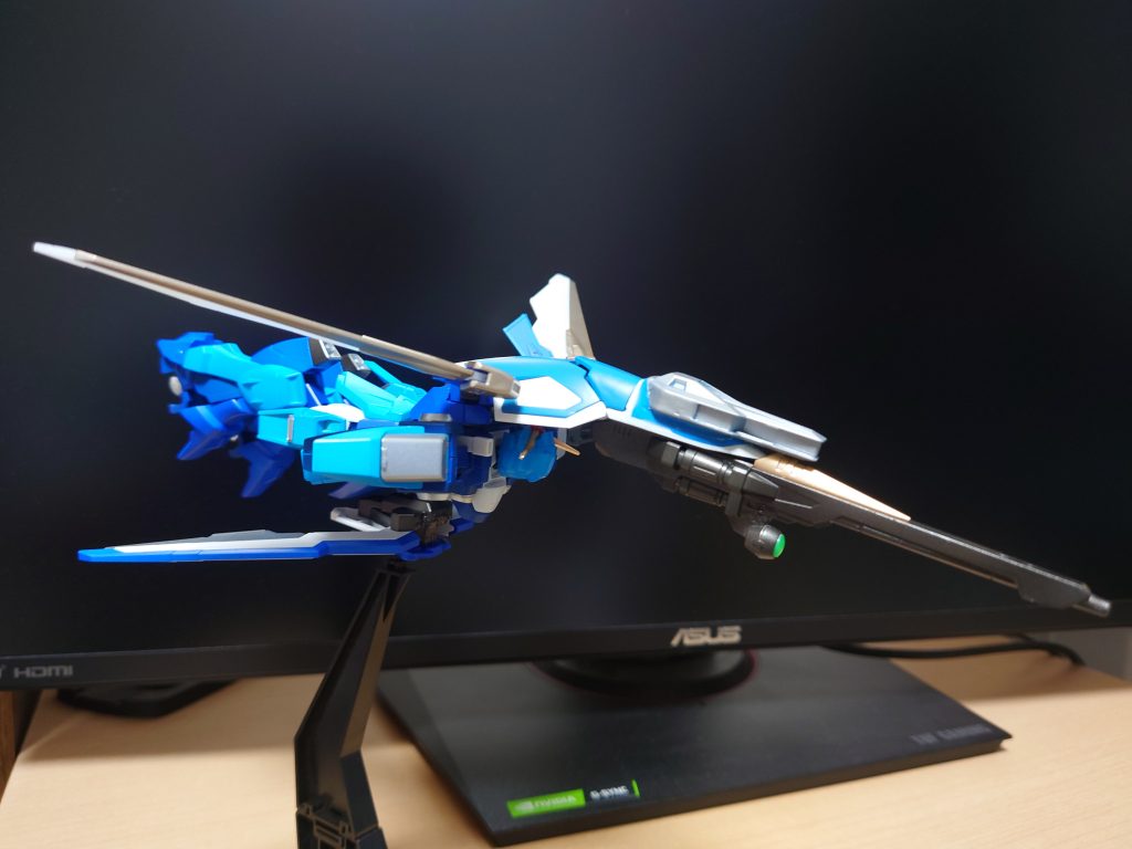 バードモード時はエアリアルサーベルが肩にマウントされビームガンとして使用されます。エアリアルのライフルとバスターライフル前面に構える形なので攻撃力を、太腿スラスターとゼロの肩・足で機動力を底上げしているのでまさに流星の如く空宙を飛び回ります。