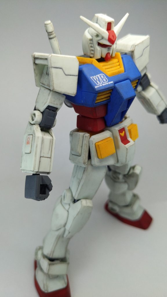 ライトパッケージ版で武装なしにつき、両腕のシールド穴はランナープラ板にて埋め。肩の隙間も同じくランナープラでちょっと塞いでみた。なお、デカール類は実家で発掘されたMGガンダムver.kaの遺産。(←本体はいずこへ…)