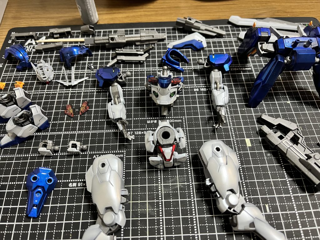 クレオス→C、ガイアノーツ→G、フィニッシャーズ→F白→EVOブラック(G)→EXホワイト(G)をグラデーション→GXムーンストーンパール(C)白2→EVOブラック(G)→EXホワイト(G)→ニュートラルグレーII(G)→GXムーンストーンパール(C)青→EVOブラック(G)→EXクリア(G)→GXサファイアブルー(C)にGXアメジストパープル(C)をグラデーション→クリアーディープブルー(C)にクリアーブラック少々赤→EVOブラック(G)→EXクリア(G)→スターブライトシルバー(G)→クリアーレッド(G)黄色→EVOホワイト→橙黄色(G)にリッチレッド(F)を数滴関節、武器など→EVOガンメタ(G)蛍光部はスターブライトシルバー(G)からの蛍光クリアー(G)と蛍光グリーン(G)一部塗り分けはタミヤのエナメル塗料(チタン、アルミ、ゴールド、クリアーレッドなど)で塗り分けトップコートはEXクリアー(G)