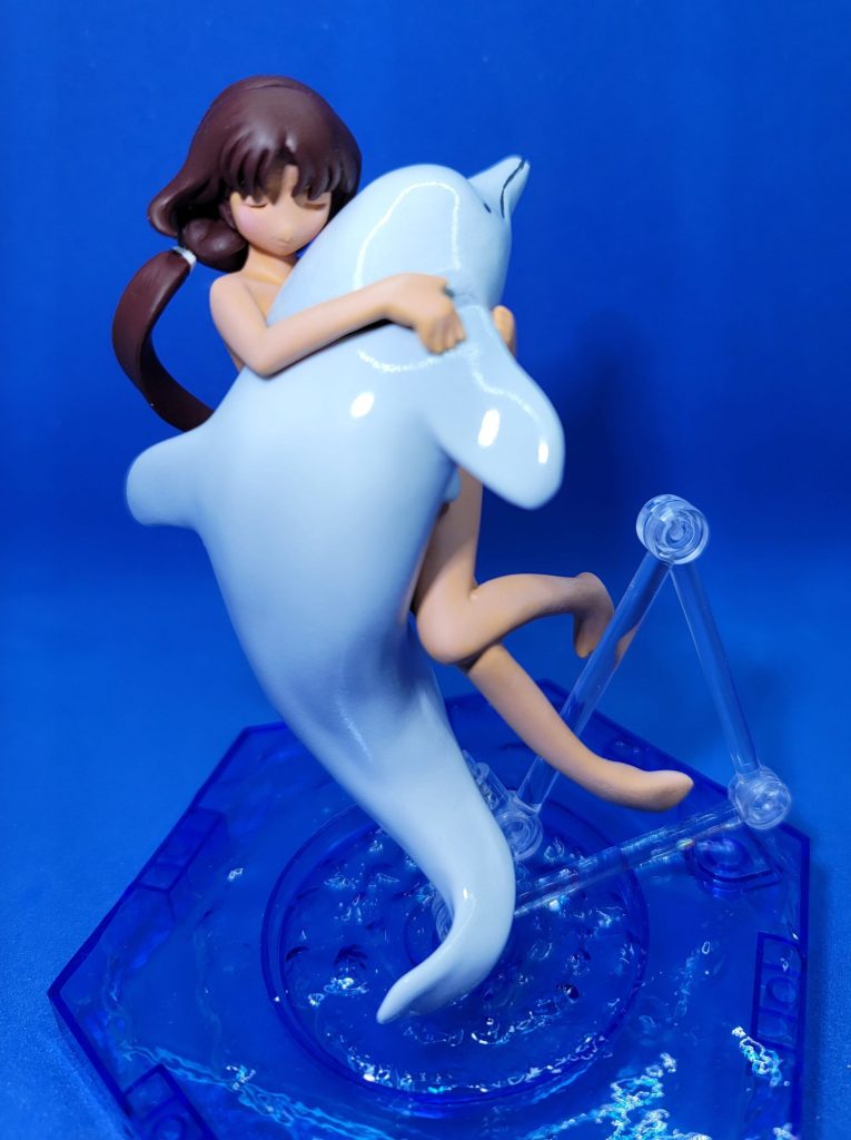 最後にヒロインのティファD-PLACEというメーカーのガレージキットです私が思うに、機動新世紀ガンダムXはティファが居てこそのお話だったので今回の制作では最重要要素として扱っていました実際、このティファを立たせるためにGX系を3機も作ったようなものですガンダムキャラのプラスティック製モデルがガンプラに入るかは議論の余地があると思いますがこの子をメインにしたら恐らく何かしらの違反になるので写真はこの限りにしましょうなにより他角度の写真はやめておきましょうイルカと戯れるシーンは私の性癖に必中直撃クリティカルだったので(それに関しての詳細は私のツイッターを見ればわかるはず)このキットを発見した瞬間にどうしても欲しくなりましたそれでオークションサイトから購入したけどさぁ当時はまだ塗装経験が少なかったし、ガレキというもの自体も難易度高いこともあって結局9年近く放置してしまいました 私だらしねぇな!(記録によるとこのキットを入手したのは2014年6月27日だった)ついでに言うとDXもこれに合わせて飾るために買ったんだけどそいつもパチ組の状態で数年間立たせてきましたその一方GXとDVは昨年追加購入しましたよく考えたらこのシーンの時点ではDXがまだ未登場だと気づいたからなぁ!で、このキットに対する感想というと全然肉抜きがないからイルカがクッソ重いわけですいや、片手で持てないとか別にそこまでの重さじゃないんだよただ塗装の最中や乾燥待ちの時に落ちるとか事故りやすいんでねそれなりに質量があるから地面に落ちた時の衝撃でせっかく接着して合わせ目も消したヒレが折れる、というのが2~3回やらかしましたまた、スケールが小さい故にティファの手足がかなり細く左腕が何回も折れました接着剤で直すのが無駄だと気づいて最終的には真鍮線打ち込みましたそして、キットそのままだと太ももが完全に閉じていたのでそれをディテール不足だと感じた私は太ももの間に少しスペースを空けて整形し…...これ以上は危険だな この話はここまでにしよう塗装においてはエアブラシは封印したので「エアブラシ無しにグラデーション塗装」を課題にしました今回やったのはまず影の色で全体ベタ塗りその上に明るい肌色のウェザリングマスターを掛ける手法でしたこれは昨年ダブルVを作った時、フィンファンネルに試したグラデ手法と似た発想です私としてはこの出来に満足していますイルカの方は缶スプレーで黒立ち上げのホワイトですトップコートはティファは普通につや消しイルカの方は海洋生物のツルツル感の演出としてつやありにしましたあとは...ディスプレイのことかな?当然ながらガレキは3mm軸に対応しておりませんのでアクションベース6に真鍮線を打ち込んで加工しましたさらに水中感を演出するためにカスタマイズシーンベースの一部を借りています前述通りクッソ重いので安定してディスプレイできるまでひと苦労ですそして次回作かー…これから我が家がリフォームする予定なのでしばらくプラモの制作スケジュールは不明瞭ですとりあえず次回はたぶんLED入りデストロイ🦄を作りますその前に修復できたRGのペルフェクティビリティをうpするかもしれませんそれでは良いガンプライフを