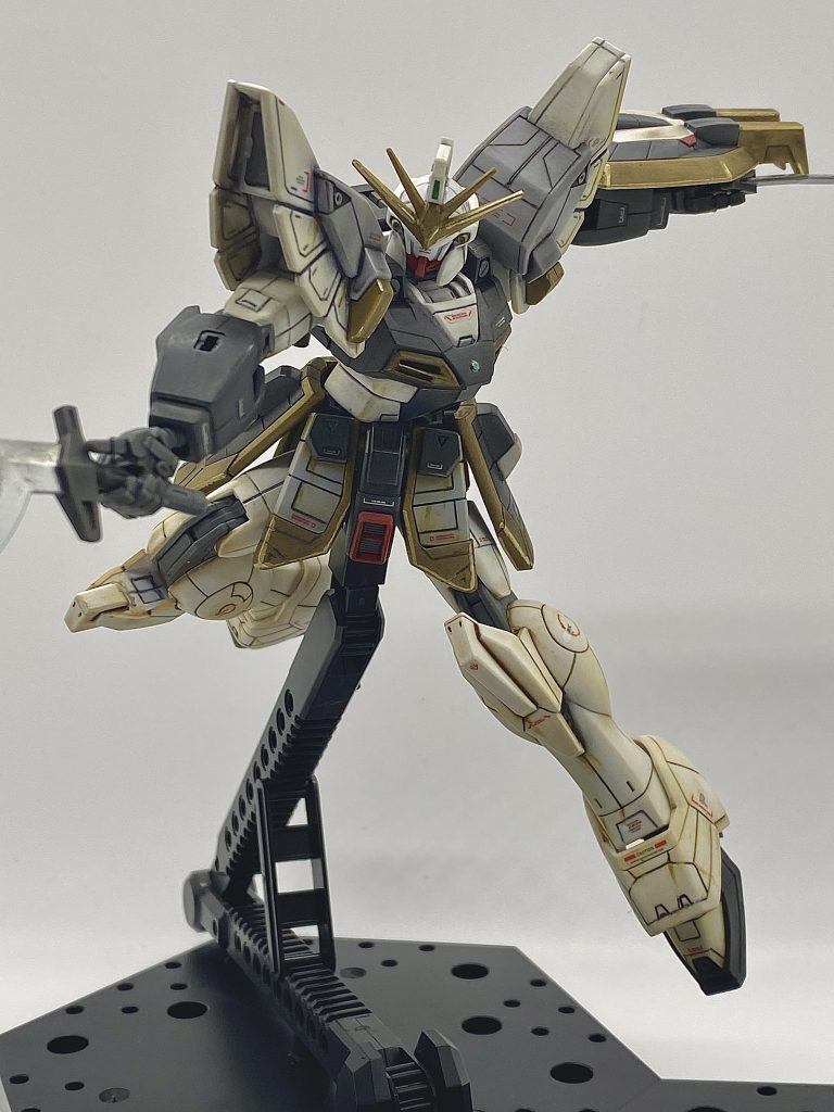 さらに躍動感をだしてみたが、ポージングがいろいろ決まる機体かもしれない。