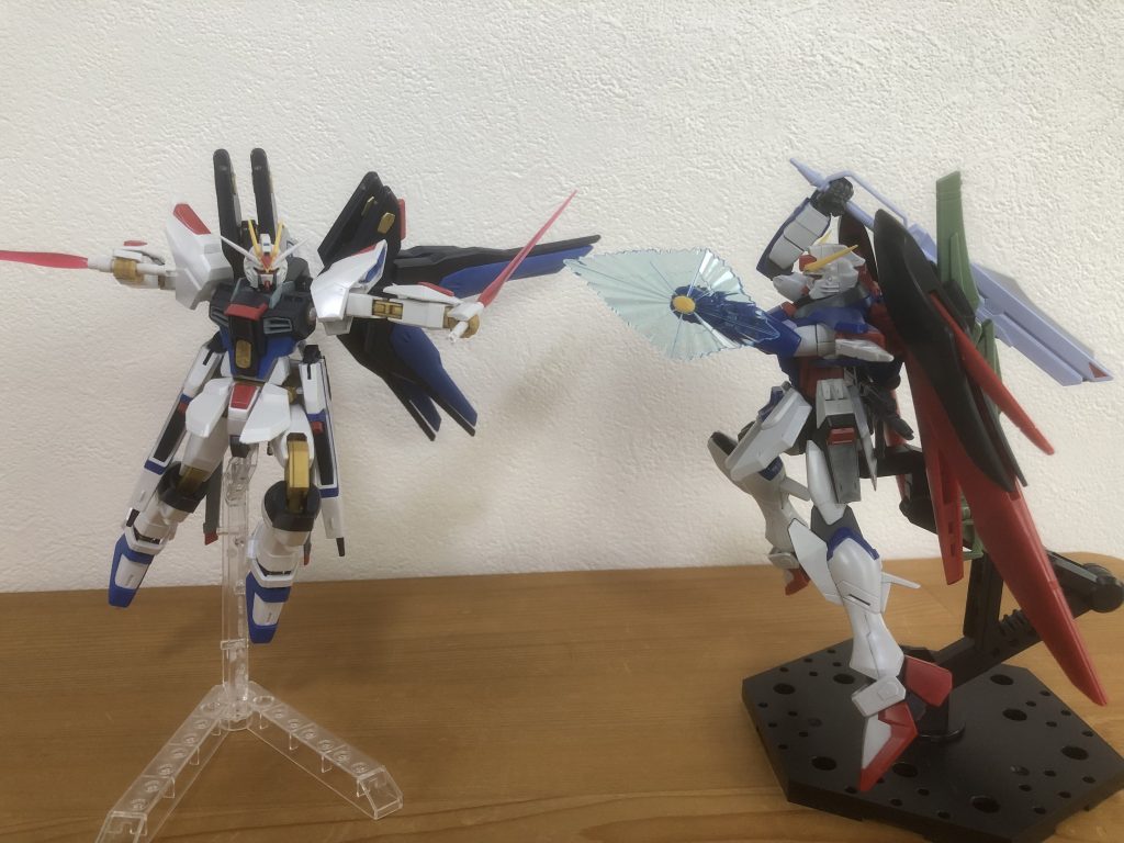 アロンダイトの柄を掴んで抜こうとしてる所がお気に入りの一枚。抜刀アクションのできるガンプラって良いですね。