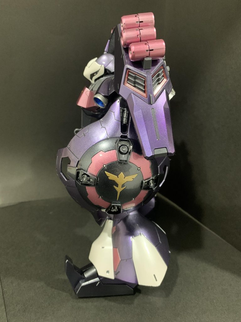 サイドショット。パーツが大きくてやりやすいのでスジボリに沿って塗り分け。不器用かつ大雑把な私には1/144の塗り分けなんて考えられません…