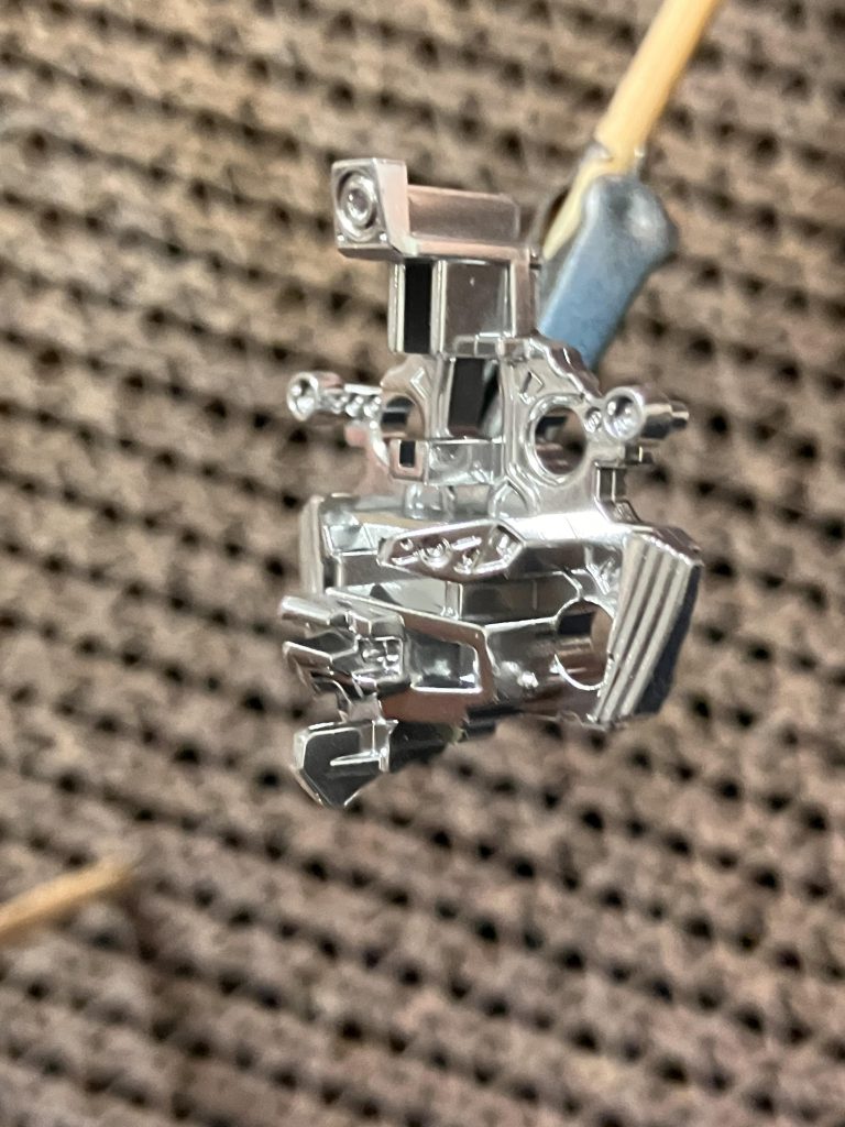 本キットの特徴であるメタリックグロスインジェクションはそのままでもメタリック感があって良かったのですが、せっかくなのでガンダムマーカーのメッキシルバーを使ってもっとピッカピカにしてみました