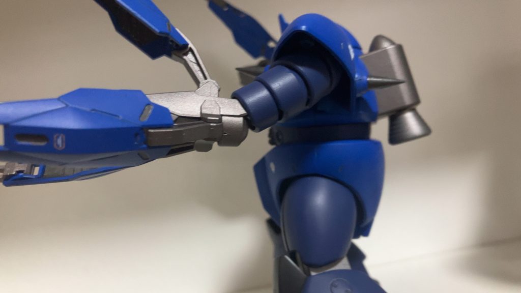 ビームブレイサーはタミヤセメントで強引に接着していますw