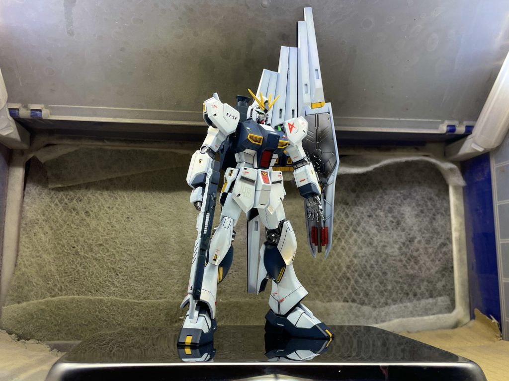 工作した所はスジボリを追加、顔のクチバシ部分が長すぎると思ったのでカット、赤いランナーをライターで引き伸ばしてレッドチップを貼り付けました