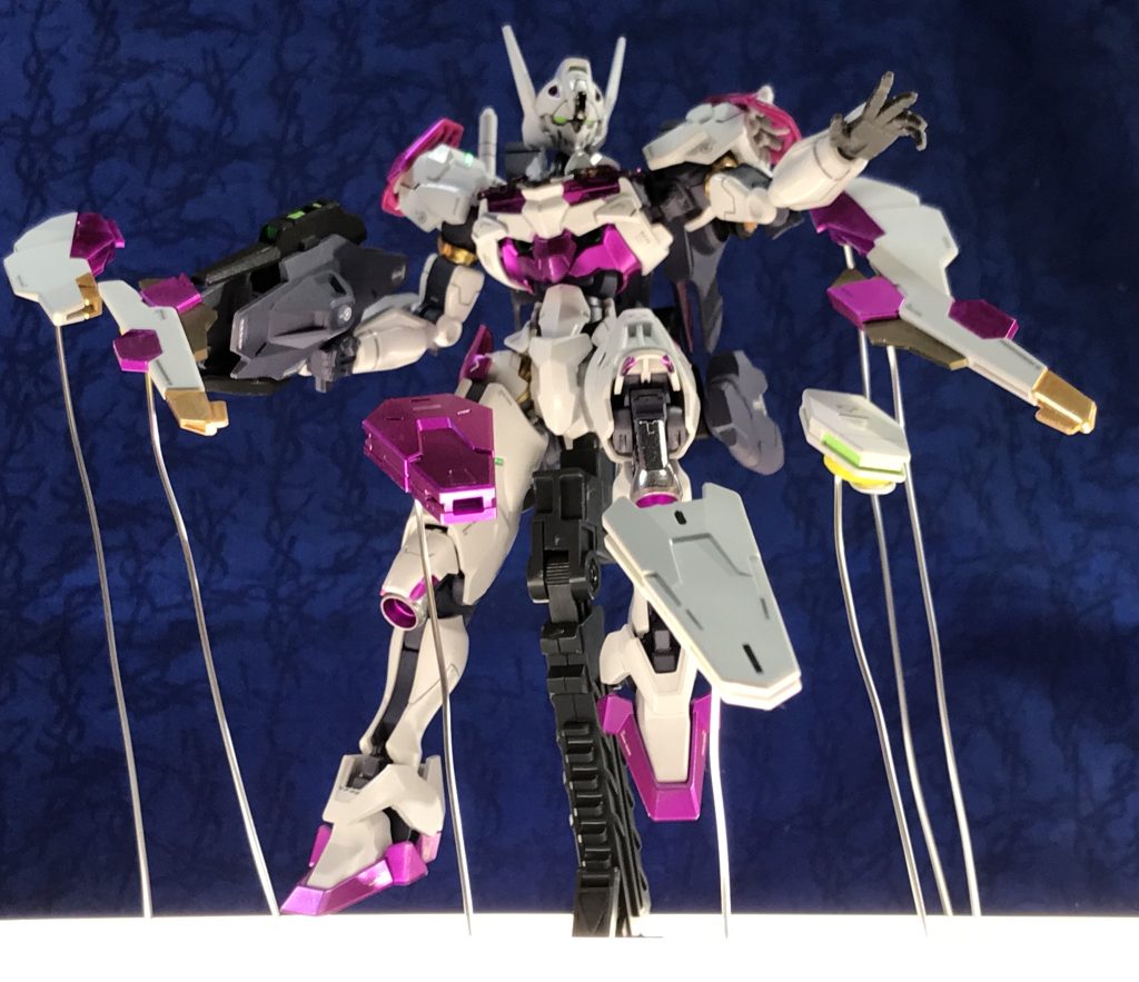 ウェポンディスプレイが無いので、ガンビットは針金で支持。