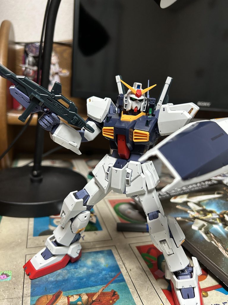 関節等をメカグレーで塗ろうかなとは思ってましたが、TV版の設定画や劇場版のガルバルディβとの戦闘シーン見たら成形色のままでもいいかと思いそのままにしました。塗る体力なかったってのもありますが…（笑）