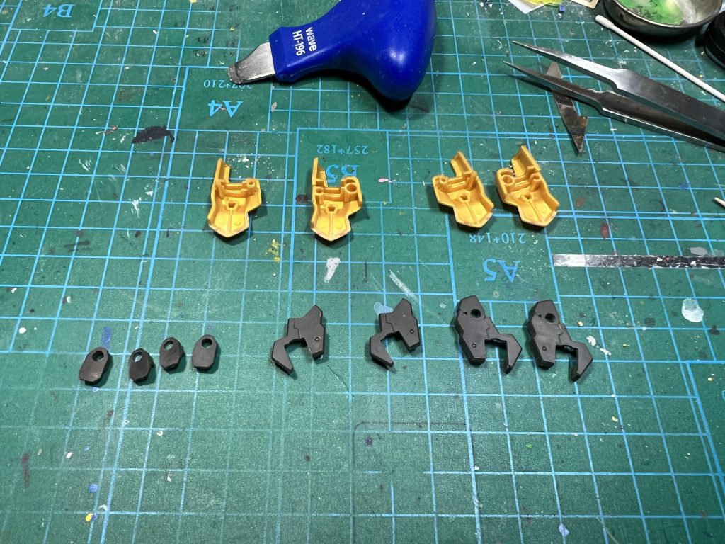 関節部の塗装のクリアランスのことを考え側面をヤスリがけしました  