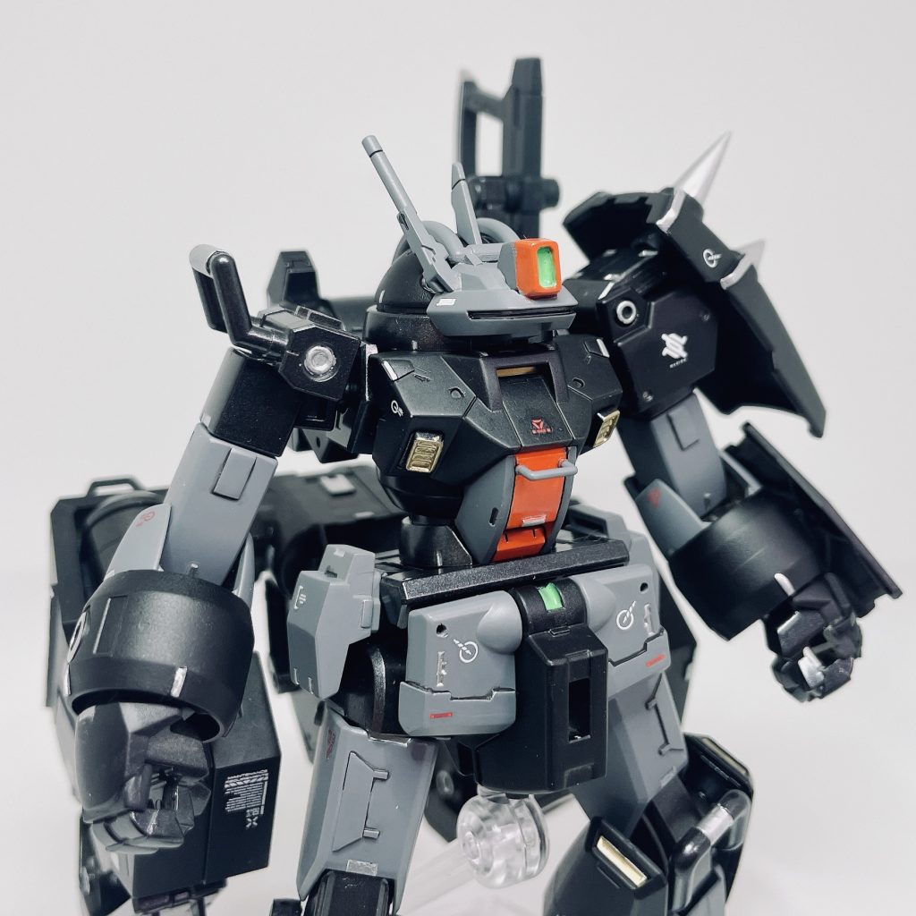 - 正面〜アップ -後述しますが、機体カラーはブラックをベースにアクセントでオレンジとゴールドを入れてみました。頭部スコープをはじめ、各部装備が強化され、腰部には大型バックパックも追加されております。また右側に装甲やブースターが集約されているのもお気に入りのポイントです♪
