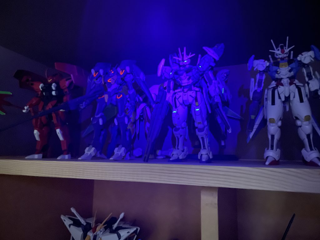 蛍光塗料で塗ったから光らせるとカッケー