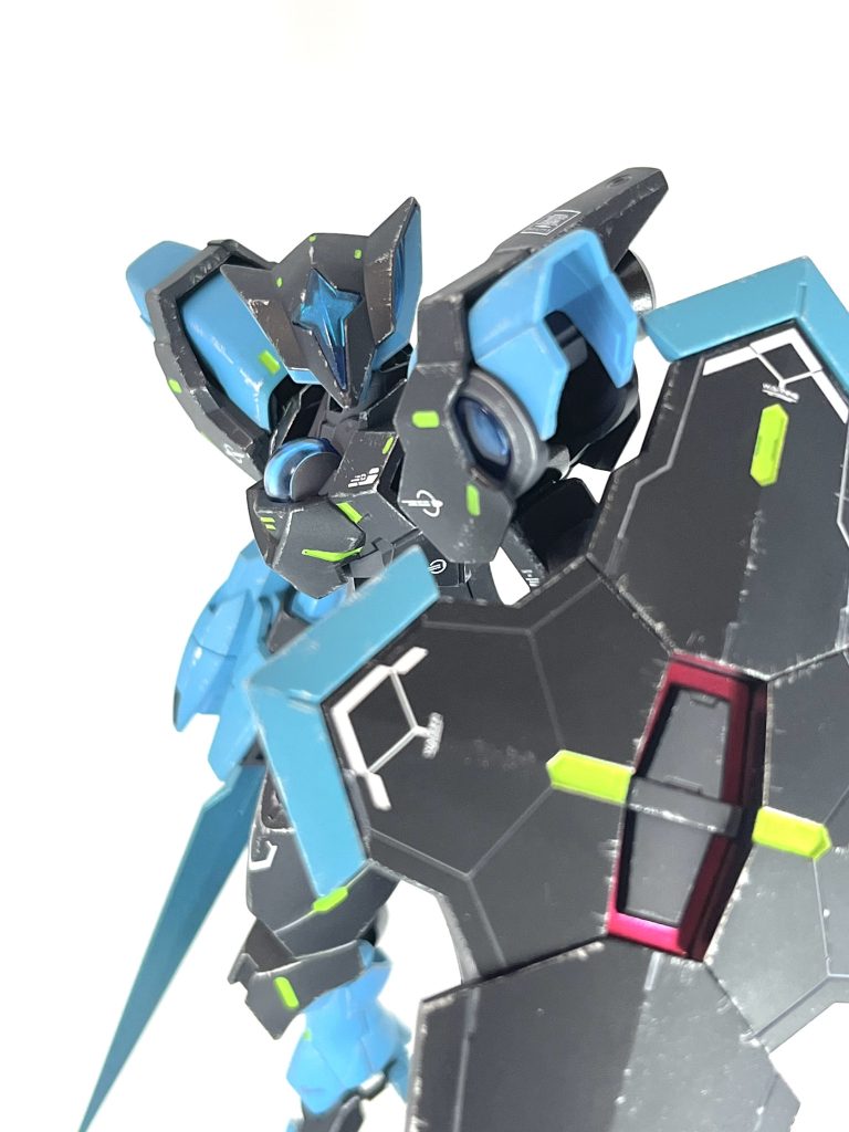 カラーリングは自分の好きなネイビー×ライトブルーをメインにしました(ネイビーがかなり黒寄りになってしまいましたが)。全身の楕円モールドはエナメル塗料のライトグリーンで塗装。これ途中かなり微妙な色合わせにしちゃったかなと思ったんですが、完成してみたらまあまあカッコ良く見えてきたのでそのままにしました。今回はガンプラバトル用ではなく実際のMS想定なので、初のウェザリングにも挑戦してみました。これラクな割にエッジ強調できるし塗装の粗を誤魔化せる()しでめちゃくちゃ良いですわね… ただもうちょい控えめにしても良かったでしょうか?改修箇所は・足首/フットユニット鉤爪部/シールドの先端パーツの肉抜き埋め・フットユニット(かかと側)の接続部分をプラ板で蓋・二の腕/ベイオネットのパーツの合わせ目消しくらいです。