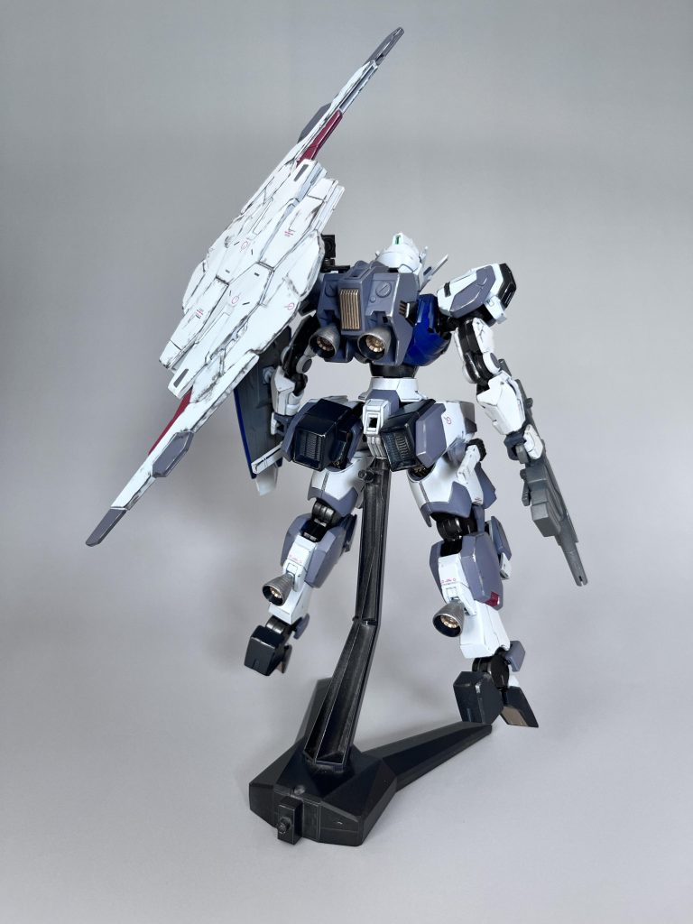 本編騒動により戦闘用へ換装！ライフル、シールド、サーベル、ガンビットが装備されました。ガンビットはνガンダムやムーンの様に、左右非対称に装着。