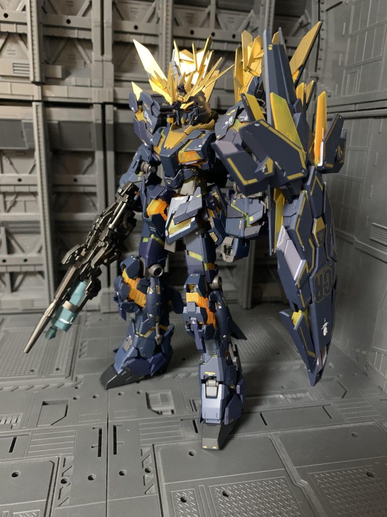 デストロイモードで。サイコフレームがユニコーンより、抑えめの色味ですが、金色も多いので存在感あります。ブラック部と最も濃いダークブルーランナーは塗装しました。