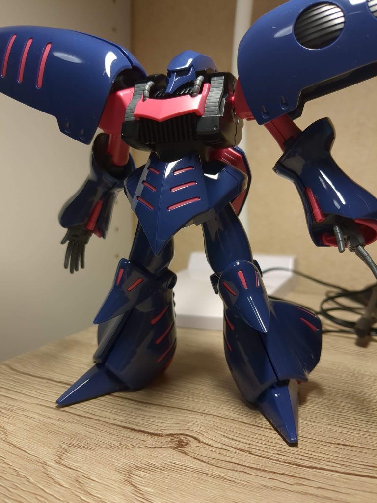 塗装前こうやって見ると、そのまま外装をつや消しクリアして、それ以外に光沢クリア吹くだけで同じような感じになったのかも・・。塗装中に猫の手ステーションごと床に落っことすという前回と同じしくじり。大きめの1つのステーションに部品をギュウギュウ詰めに差してて、さらに机が狭いのが原因と反省して、小さめのステーションを4個買いました