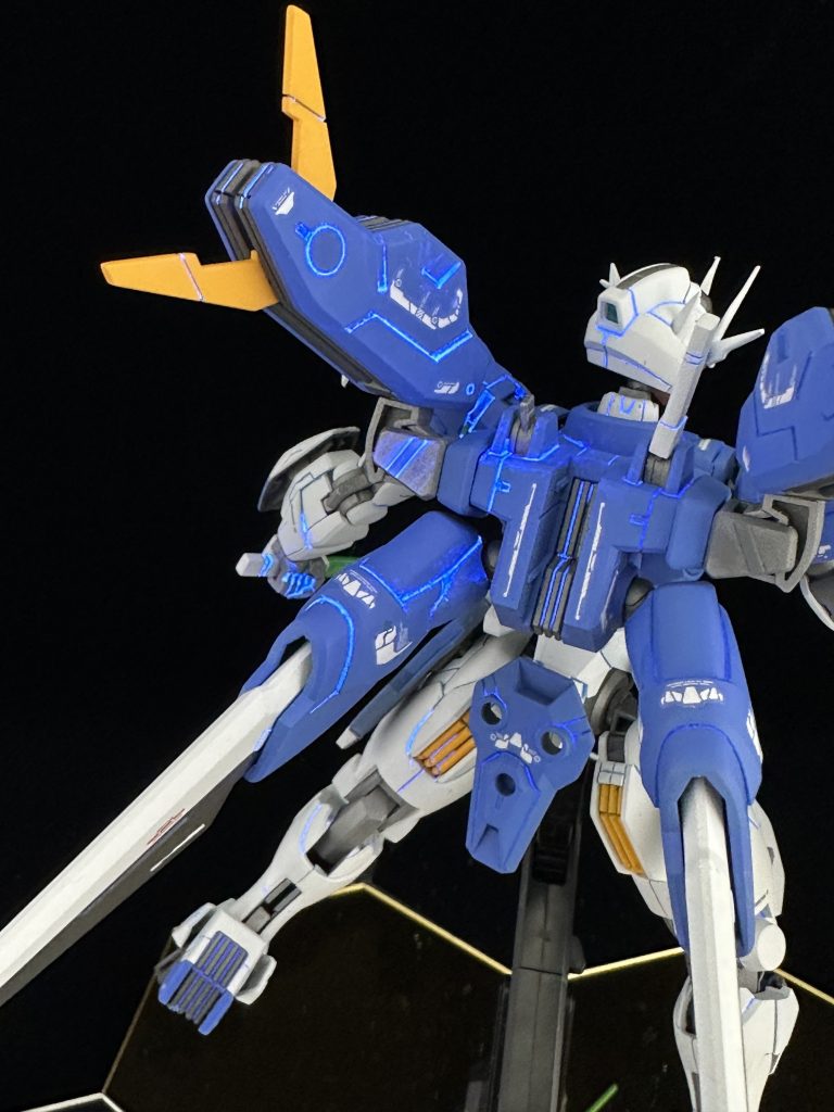 背面。前の画像は照度を落としていますが、照度があってもかなり明るく光っているのがわかると思います。