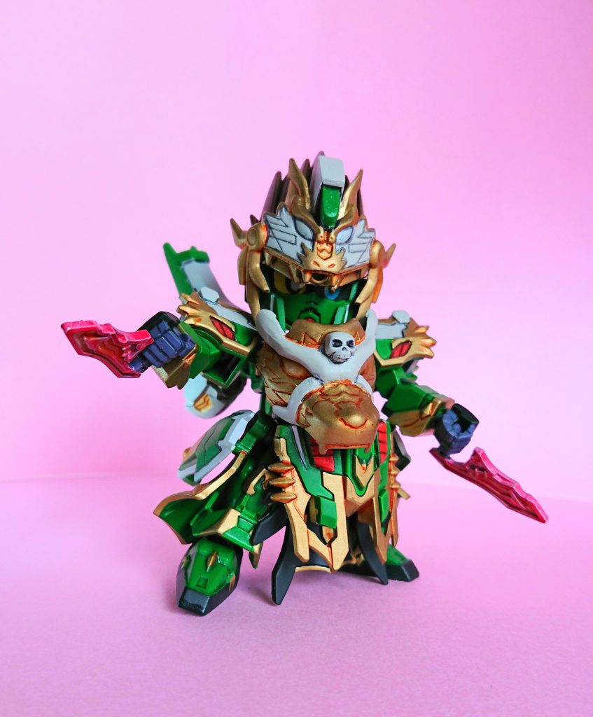 武器は、フレイムソードと、腰のバインダーに収納されてるフレイムダガー。軍師のイメージなので、そこまでゴリゴリの武装は持たせてません。設定は特に考えずに制作したのですが。一応、諸葛亮フリーダムの後輩で。命を受けて別行動で、バグの原因を探っていた。みたいなイメージで。