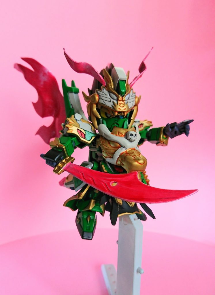 もちろん、これは外せません。ファントムライトもちゃんと付きます。原機は、各所からファントムライトが吹き出す設定ですけど。さすがにSDでそれをやると、完全に可動域が殺されますので(^_^;)特徴的である、背中と額の部分のみに止めました。