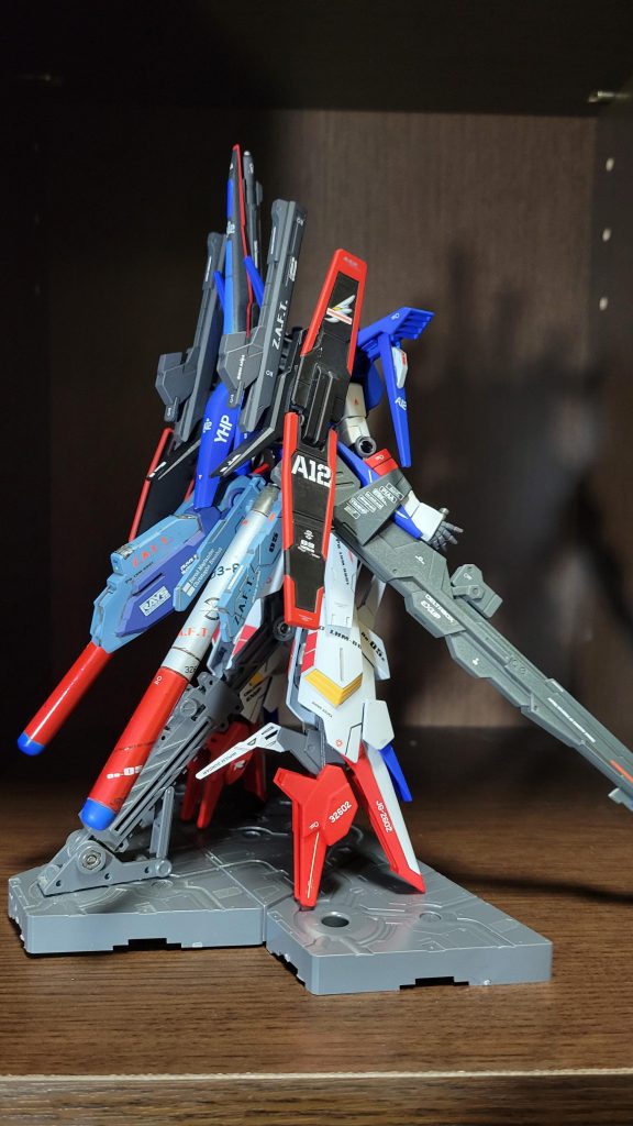 フルアーマー7号機の、スラスター?にグルーガンのグルーで作ったプロペラントタンクを付けてます。            最後まで、御覧いただきありがとうございます。