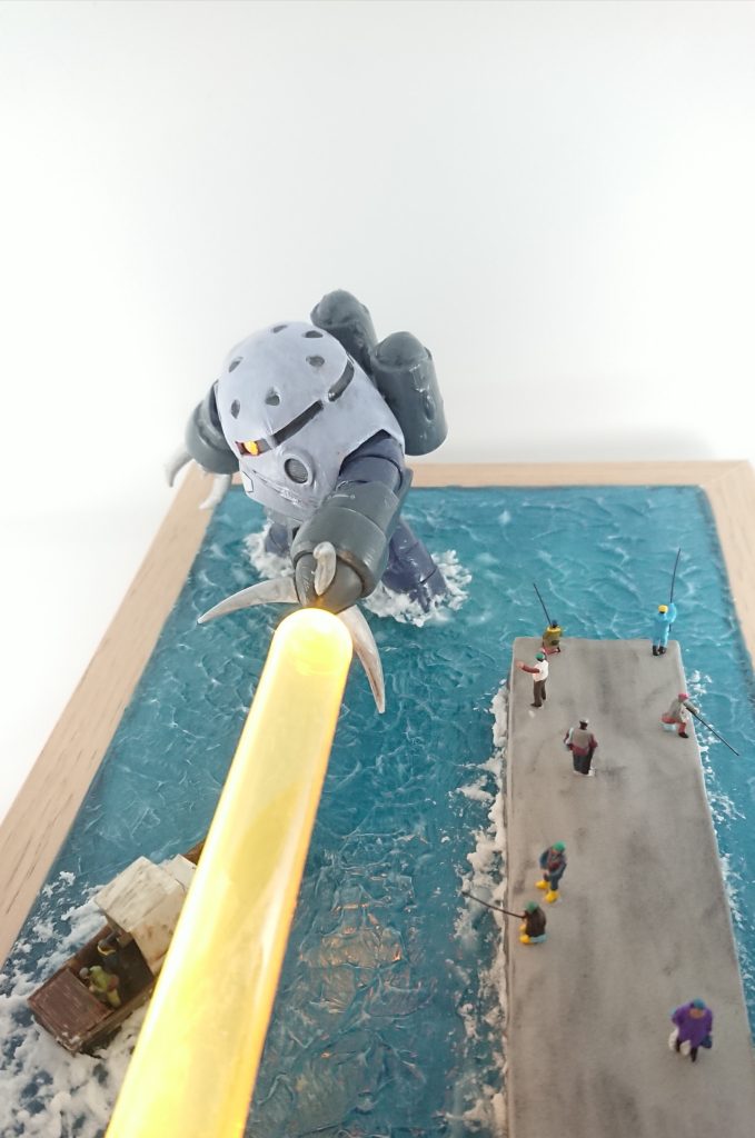 メガ粒子砲撃ってるように見えますか?水面にもうまい具合に光が反射してくれました。蛍光塗装した試験管にブラックライト当てているだけです。