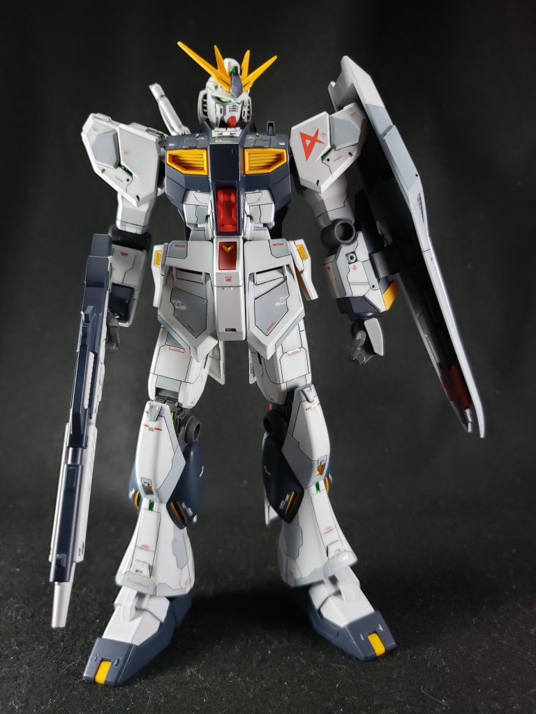 スジ彫りやプラ板貼り付けなどでディテールアップ。