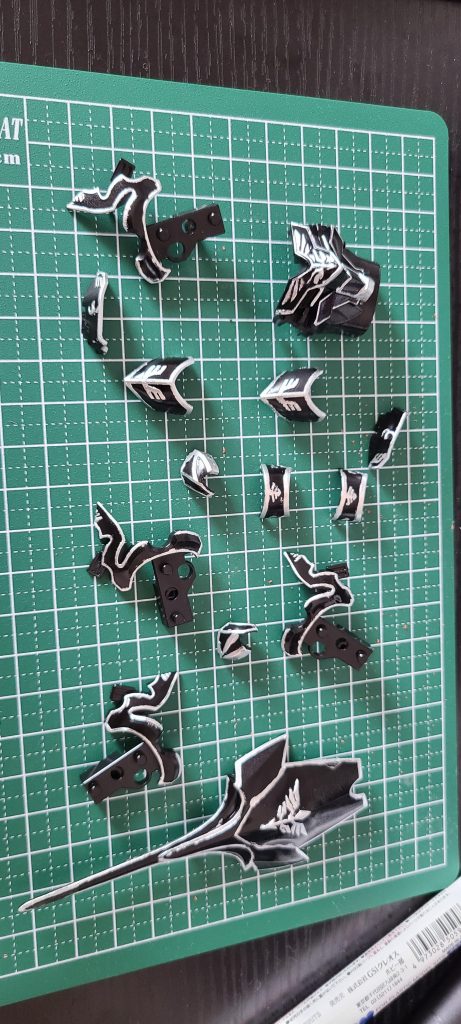 ユニコーン特有のエングレービング…直でガンダムマーカーでいったのが失敗でしたね(^-^;