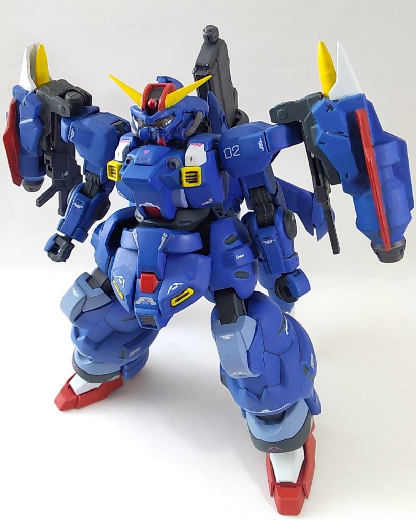 武器は両肩と背中にマウントしています。肩はサタニクスウェポンをベースに使い、ガンダイバーっぽいミサイル付きの推進装備を作りました。頭部のバイザーは可動します。