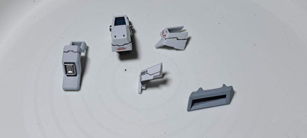 スジボリ追加したりプラ板貼ったり切り抜いたりディテールアップ