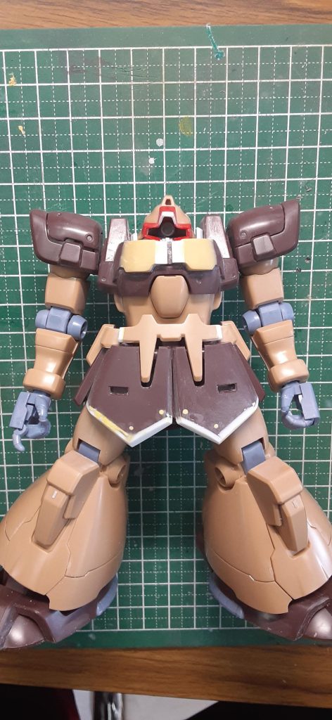 主な改修箇所です。頭部…首回りを一度くり貫いて埋没化。襟はプラ板で新造。ひさしをプラ板で若干延長。モノアイレールは中をくり貫いて新造。胴体…パテとプラ板で胸部を前面にボリュームアップ。腰は1ミリプラ板挟んで延長。股関節は腿が外に広がるようボールジョイントを2ミリ延長。スカート回りは裾とサイドで肥大させました。