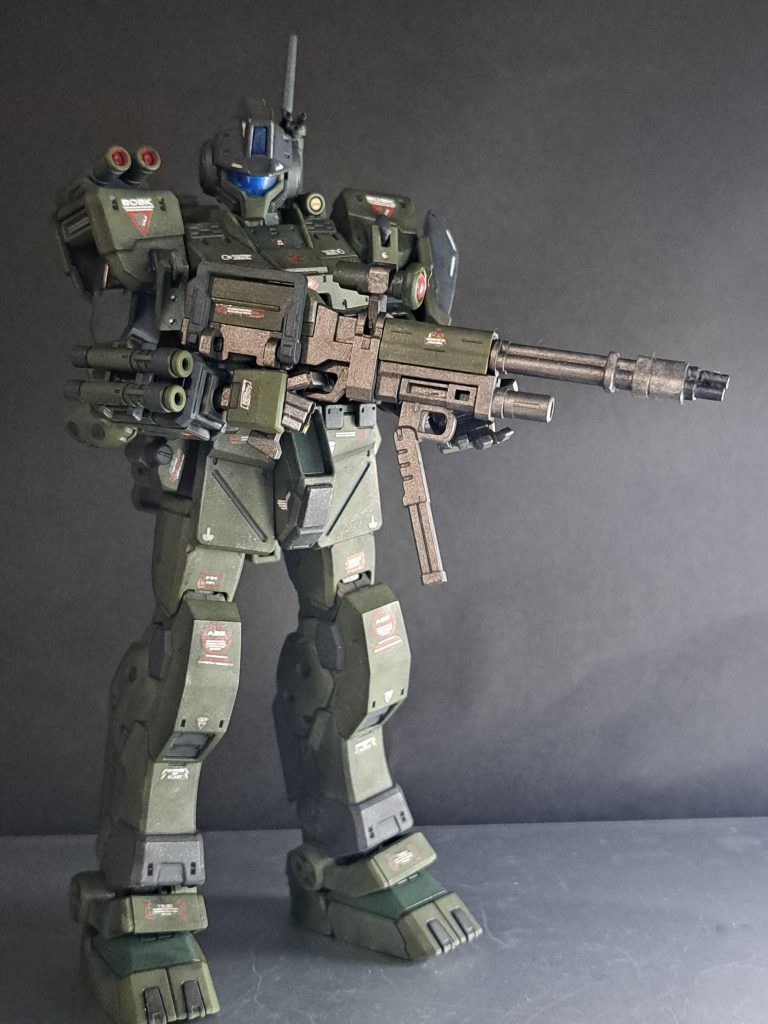 色分け後はウェザリングをしました。といっても派手にはやらず、ウェザリングマスターとウェザリングカラーで雰囲気を少し変える程度の気持ちでやっています。この工程を加えると、成型色っぽさが一気になくなるのでおすすめの手法です。あと、実は銃口を延長しています。他のキットでもやっていることがあるのですが、あまり気付かれないんですよね。同じキットを作った人にしか伝わらない隠し要素ということで。