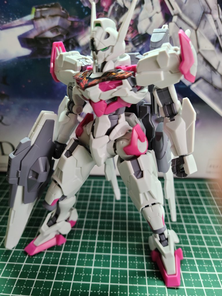 素組みの状態です。この時点で十分にかっこいいです。ここからどう改造していくのか、まだ構想は練れていませんでした。