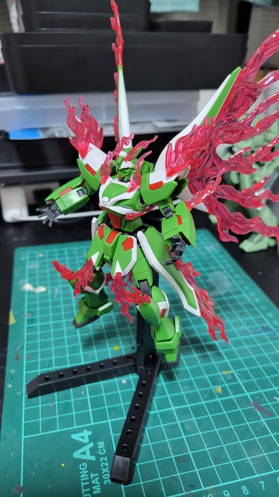 この時点でもファントムライトかっけぇーと思っていましたが、どこかおもちゃっぽかったので蛍光ピンクで塗装しました。