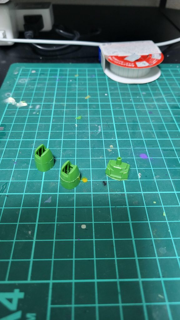 合わせ目消し、胴体延長の写真です。ランナータグで延長すれば塗装せずに出来るじゃん!と思いましたが結局、断面が白化したので塗装して誤魔化しています。胴体延長と太ももも延長したので3mmぐらい延長しています。