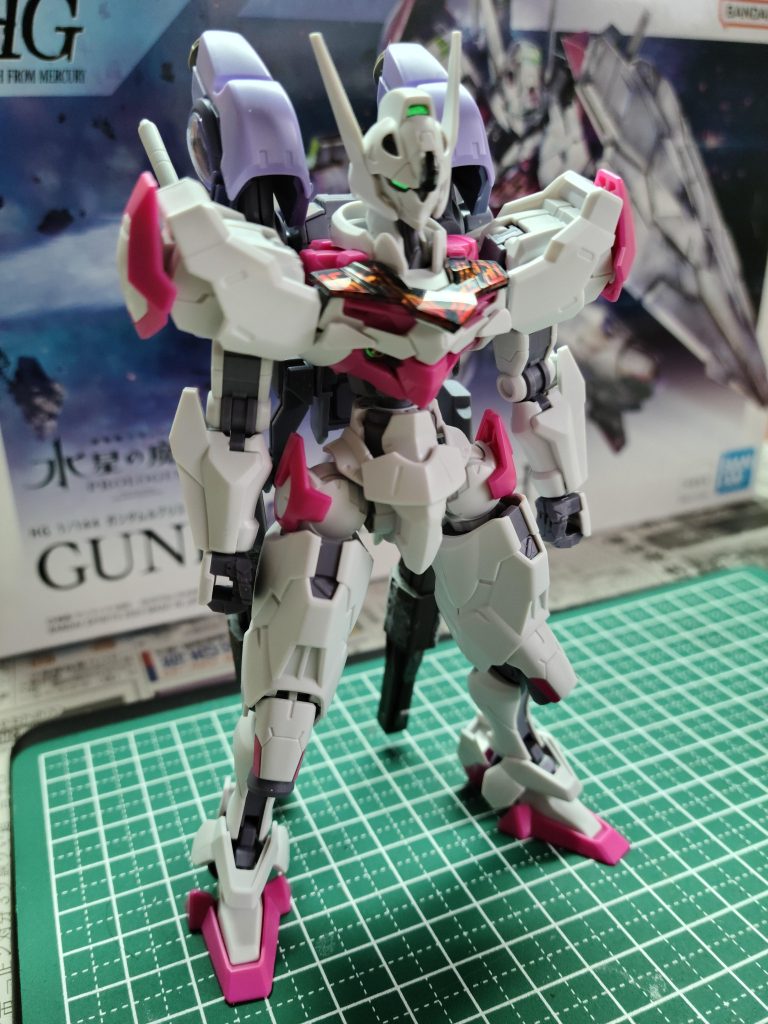 肩と後ろのバックパックにベギルベウのパーツを流用しました。また、下半身が長く感じたので、100均のワッシャーを腹部に2枚入れてバランスを良くしました。