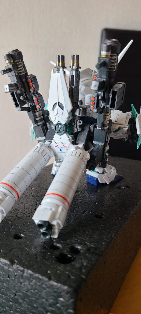 後ろ姿、武器がたくさんあるので飾りばえしますね(^^)d