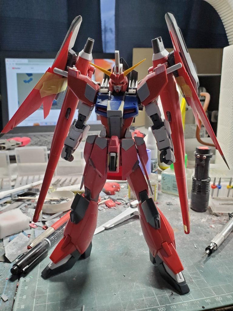 上半身をMGストライク、股関節周りはMG∞ジャスティス、内部フレームに一部MG FAZZ ver.kaの余剰パーツを使用。