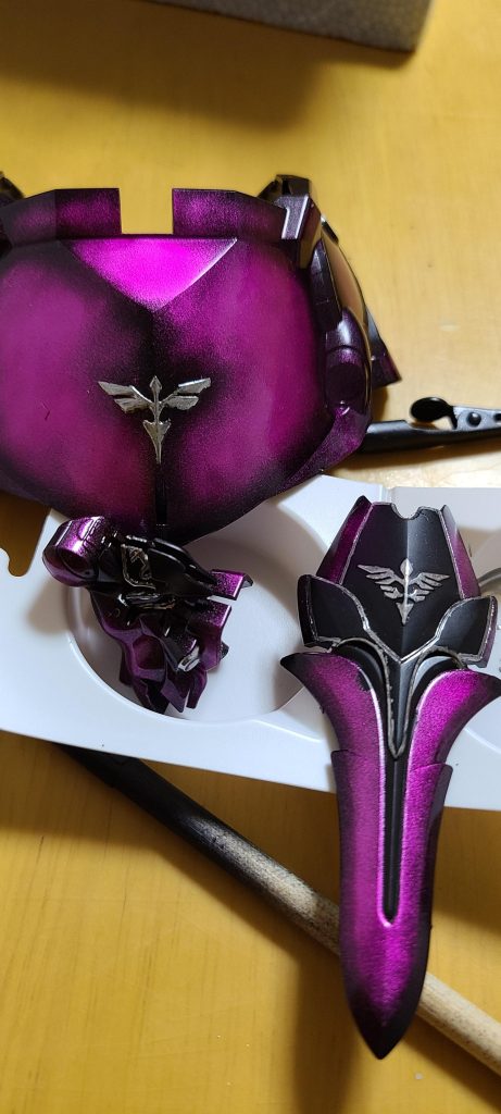 いつものエングレービング…これもまた筆塗り…HGシナンジュよりは上手くなったかな？(ФωФ;)