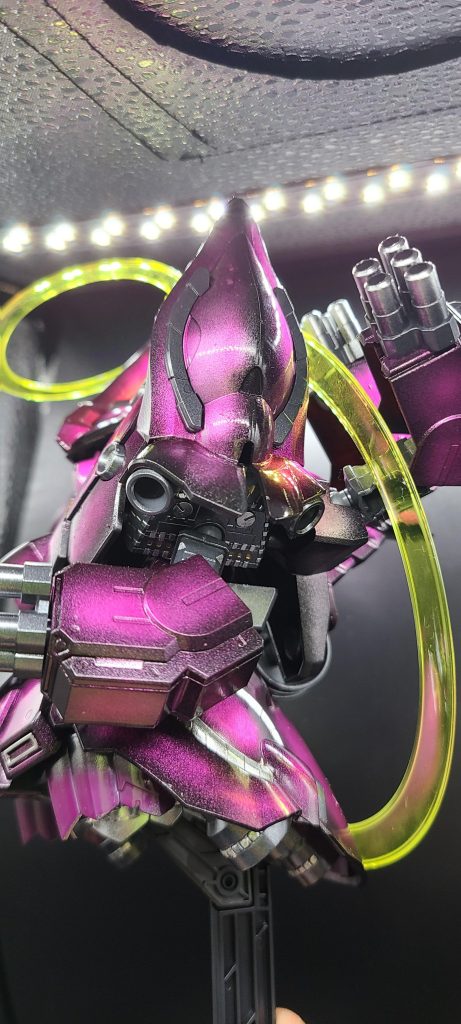 肩？の裏の部分のメカニカルな部分も同様に筆で塗ってます！