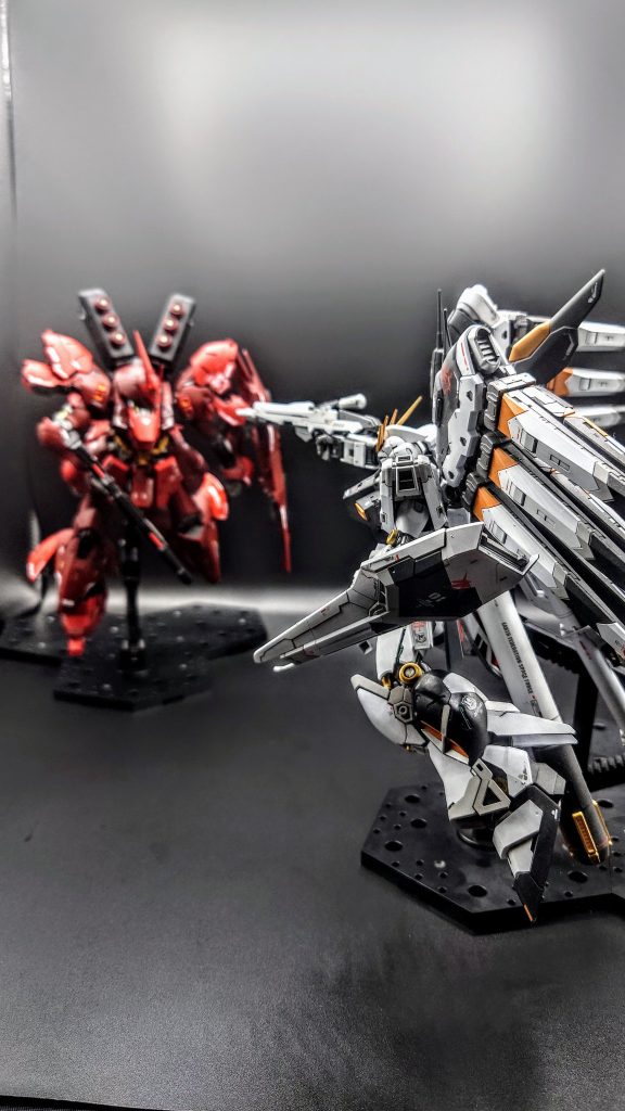 以前のHi-νガンダムとむりやり対峙させましたが、ビームサーベルで近接戦にしたほうが良かったですね😅