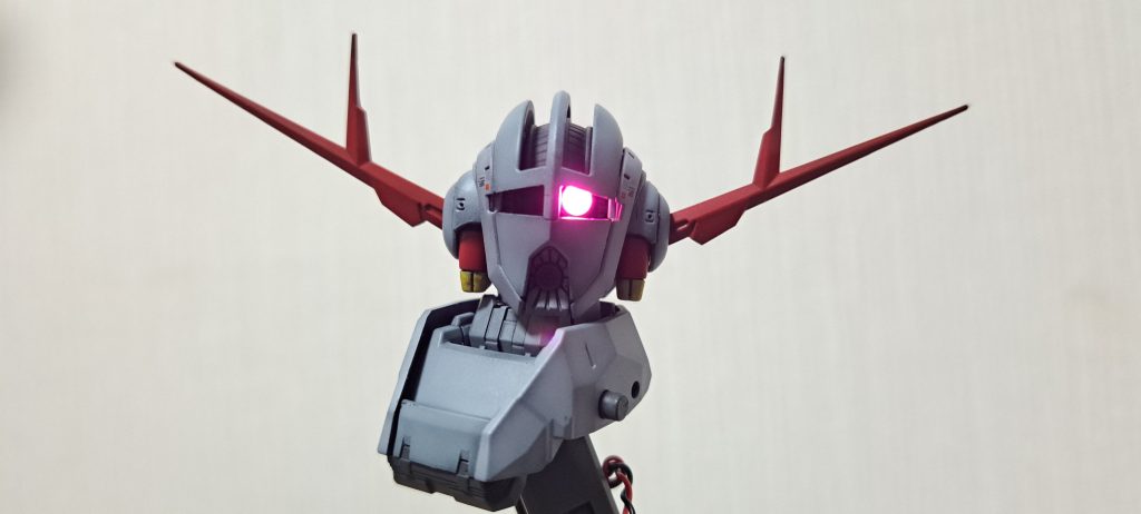 最初はモノアイだけ光らせて満足だったのですが・・・