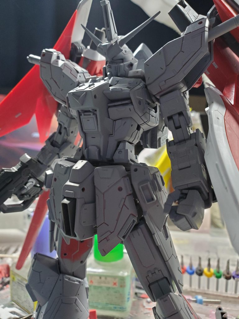 全体にスジボリ、プラ板、メタルパーツを使ってディテールアップを施しました。武装はMGストライクとMG∞ジャスティスをミキシング。と言ってもほぼストライクですが(笑)