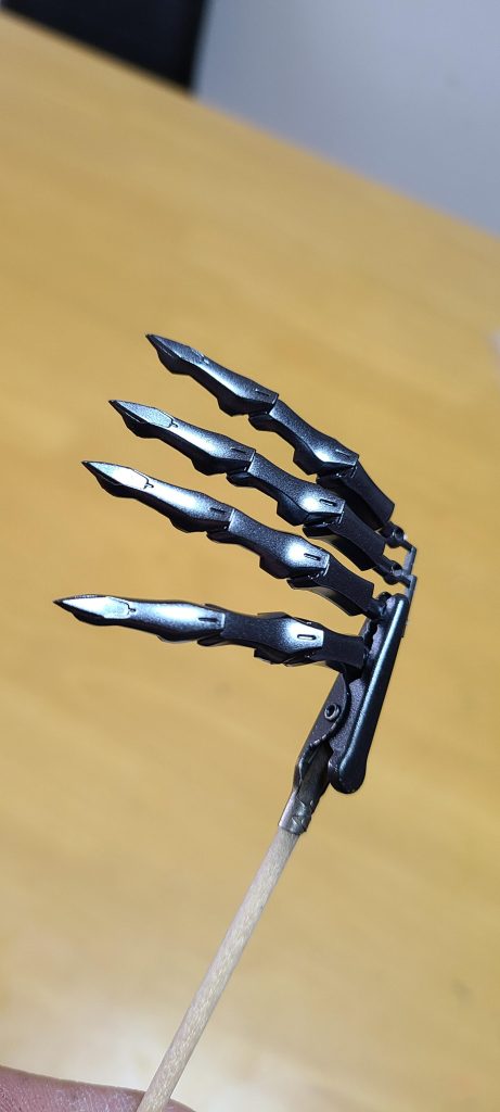 手の部分、メタリックのブラックですが光が当たるとかなりシルバーに見えます!金属感が出てていい感じです(^^)b