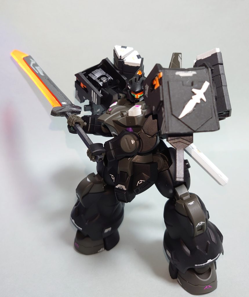 専用ヒートソード【トツカ】長刀の扱いを得意とするムラクモに合わせて開発されたヒートソード。決闘で使用するMSには学園規定で出力制限が設けられているが、実体剣の純粋な質量から来る打撃力は出力に左右されない為、使いこなすことができれば有効な攻撃手段である。ただし出力制限によって駆動トルクにも制限がかかっている為、制限下で威力を発揮するには重心移動や姿勢制御と合わせて攻撃を行う必要があり、運用方法としては日本刀のそれに近い。その為、威力を引き出せるのは剣術に長けたムラクモのような一部のパイロットに限られる。