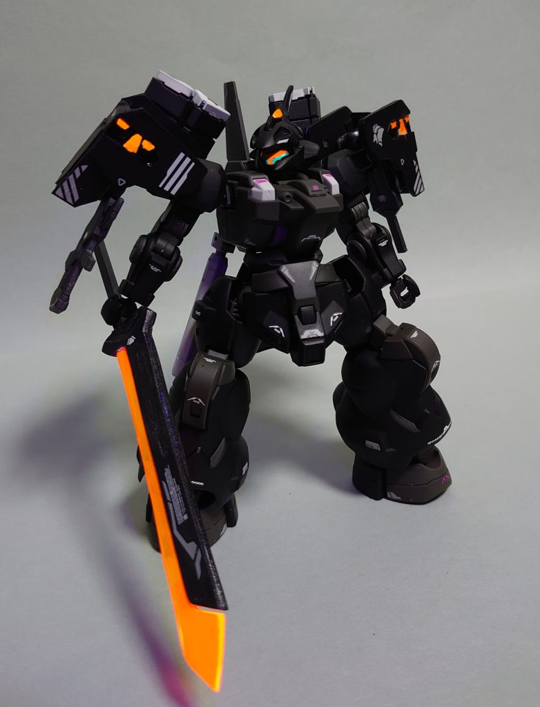 お久しぶりです、叢雲です。そして今回はジェターク寮のムラクモです。前回のエクスバエルに続いて、今回も水星の魔女キットを趣味全開で作ってみました。もしも自分がジェターク寮の生徒だったら、ということで他のディランザには無い「剣をメイン武装」と「集団戦にも強い」という二つのテーマで作ってみました。