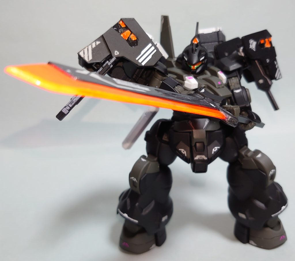 本機を象徴する専用ヒートソードです。そして、僕の水星世界でのパーソナルウェポンです。名前の通り、日本神話の「十束ノ剣（トツカノツルギ）」をモチーフにディランザに合わせて武骨な感じの片刃剣にしてみました。刀身には蛍光塗装をしているのでブラックライトを当てると発光します。