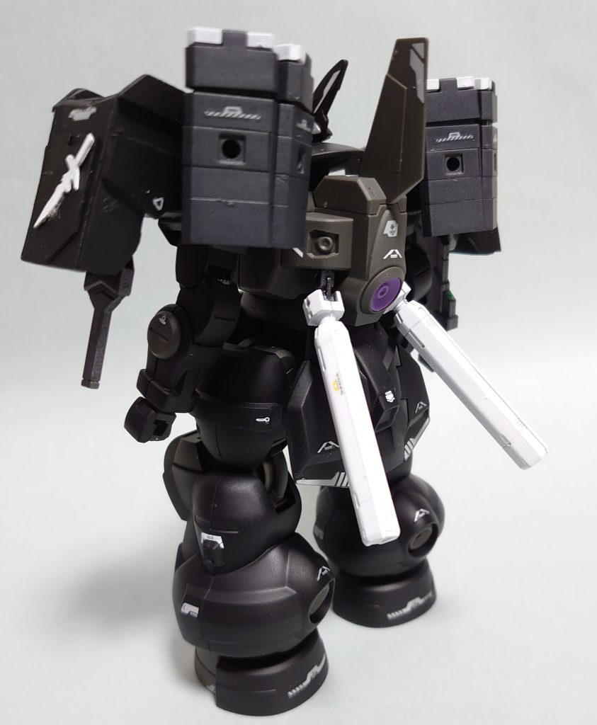 重装甲かつホバー移動可能な機体ということで、僕がドムのバリエーションの中でも好きなグロウスバイルとリックドムⅡ(ギー・ヘルムート機)を少し参考にしています。背中にプロペラントタンクがついているのはその名残です。