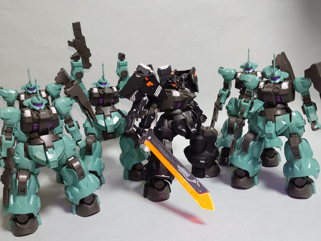 ・・なんて感じで今までグエルやラウダの影に隠れて虎の威を借りていたフェルシーちゃんが、啖呵を切ってジェターク寮の為に立ち上がる展開を見たいなという妄想です。ムラクモ先輩はたぶん、普段は面倒見のいい・・というかやんちゃな後輩（主にフェルシー）の面倒を見させられている苦労人ですが、典型的な「本気出したら強い先輩」枠だと思います（）こんな感じで10話以降、ラウダに変わって後輩たちと一緒にジェターク寮を守っていたという設定でいろいろと遊んでみました。以上！ディランザ（ムラクモ専用機）でした。いかがだったでしょうか？最初の方で少し話しましたが、この機体のカラーリングと一部造形の由来になっている後継機も存在しますので、次回はそちらを投稿する予定ですので、次回もまた身に来ていただけると幸いです。それでは、最後まで閲覧ありがとうございました。