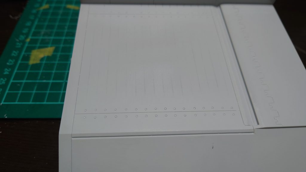 コンテナ上面、下部にプラ棒でリベット風にディテールアップ