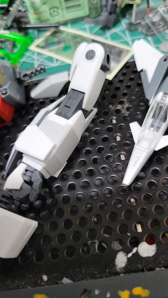 装甲は一部をMGソードインパルスの物と交換して、単調な白一色にならないようにしてみました。