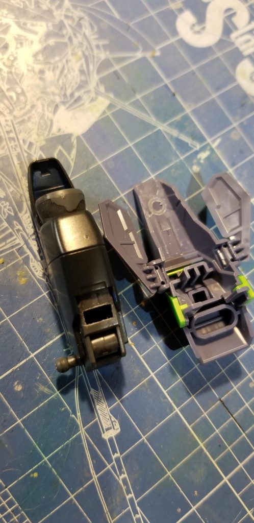 バックパックの加工です。塗装も考えて取り外し出来るようにしています。